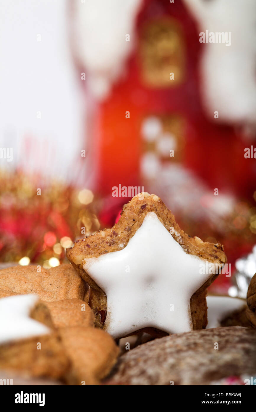 Sternförmige Zimt Biskuit auf Weihnachtsplätzchen mit Weihnachtsdekoration Stockfoto