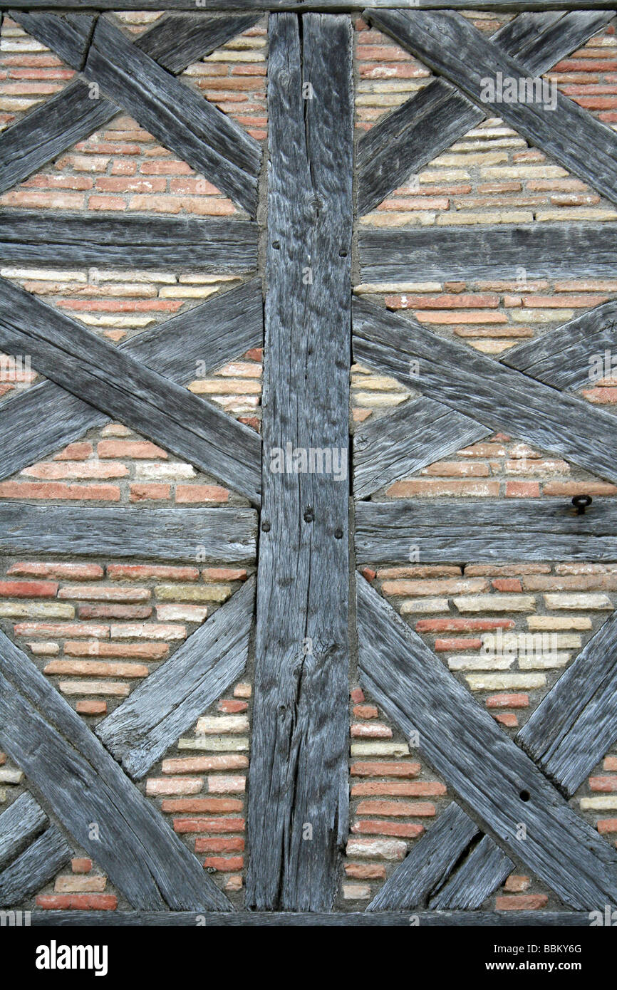 Holz und Ziegel-Design auf A mittelalterliche Haus In Lauzerte, Tarn-et-Garonne, Midi-Pyrénées, Frankreich Stockfoto