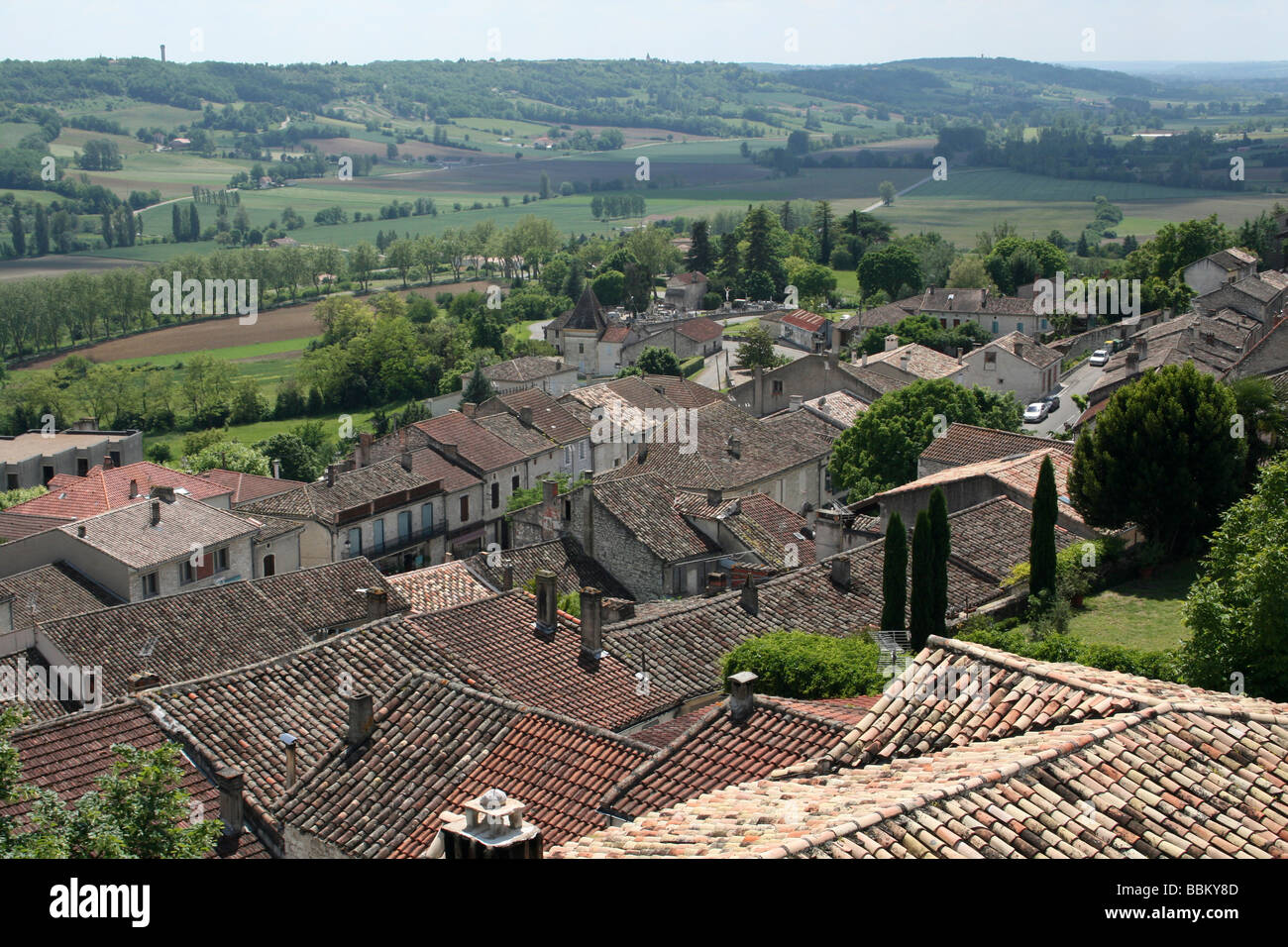 Blick über die gefliesten Dächer zu Ackerland jenseits In Lauzerte, Tarn-et-Garonne, Midi-Pyrénées, Frankreich Stockfoto