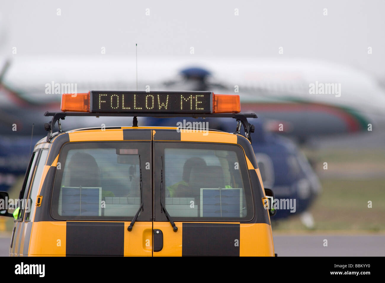 Flughafen Fahrzeug folgen-ich, 60 Jahre NATO, die Ankunft der Delegationen am Flughafen Karlsruhe / Baden-Baden, Baden Airpark Stockfoto