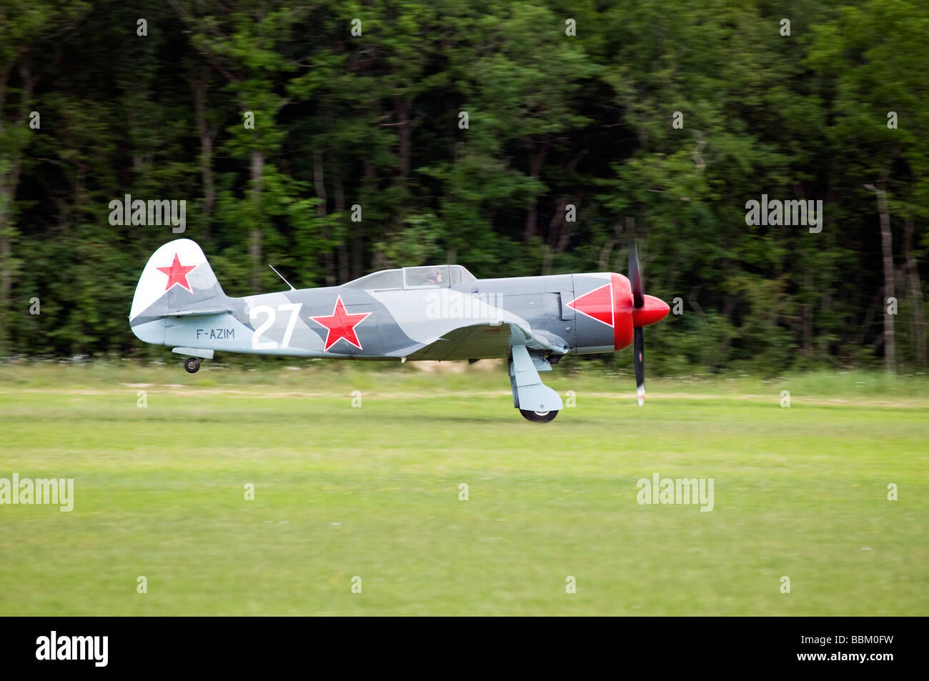 Ferte Alais russischen sowjetischen Jak Flugzeug Kämpfer landen Stockfoto