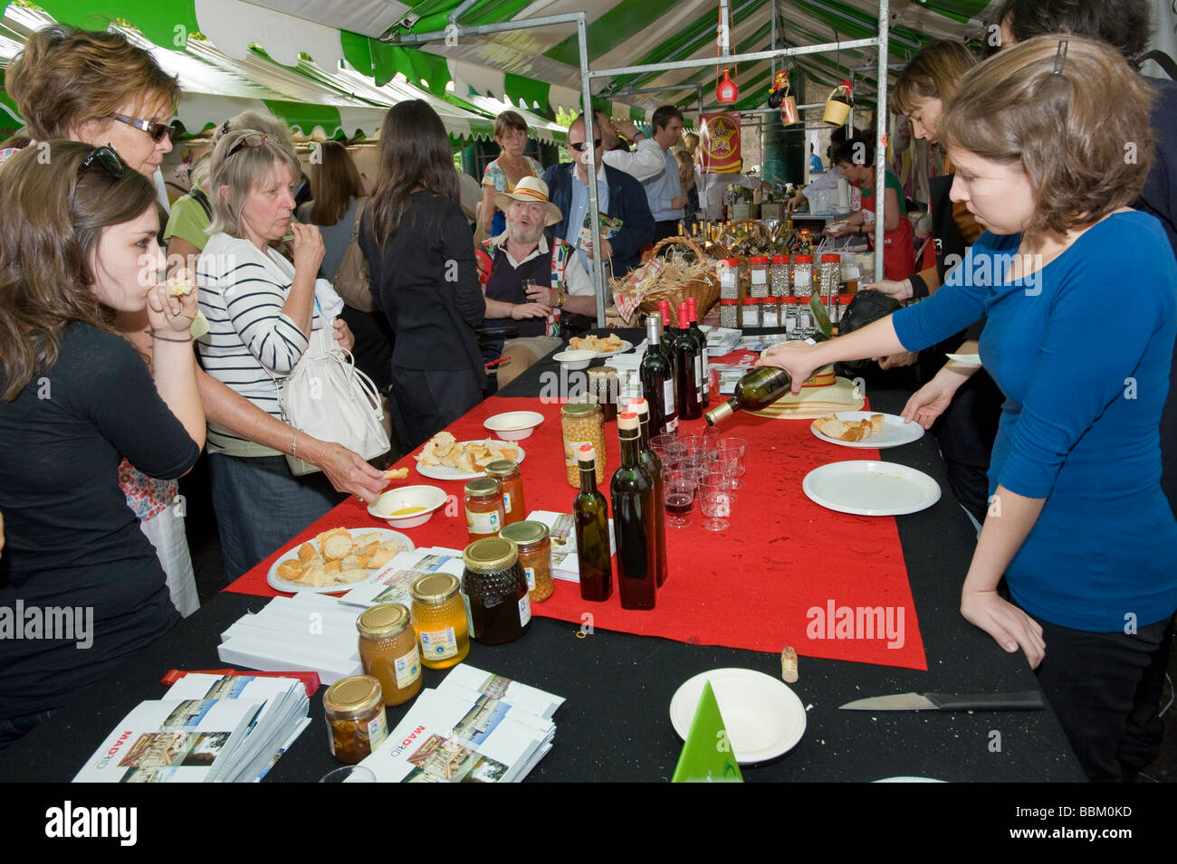 Stände mit spanischen Wein und Essen beim Festival "Geschmack von Spanien", Borough Market, SE1, London, Vereinigtes Königreich Stockfoto