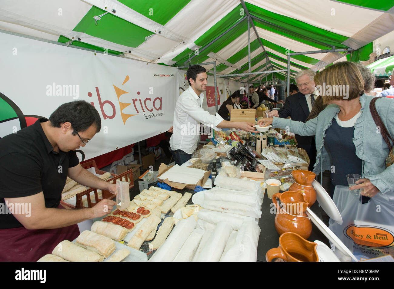 Stände mit spanischen Wein und Essen beim Festival "Geschmack von Spanien", Borough Market, SE1, London, Vereinigtes Königreich Stockfoto