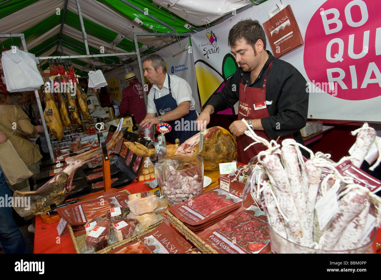 Stände mit spanischen Wein und Essen beim Festival "Geschmack von Spanien", Borough Market, SE1, London, Vereinigtes Königreich Stockfoto