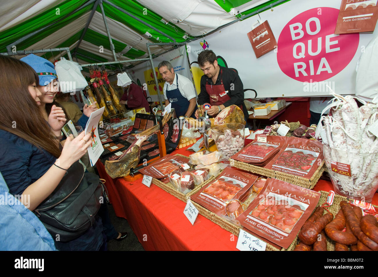 Stände mit spanischen Wein und Essen beim Festival "Geschmack von Spanien", Borough Market, SE1, London, Vereinigtes Königreich Stockfoto