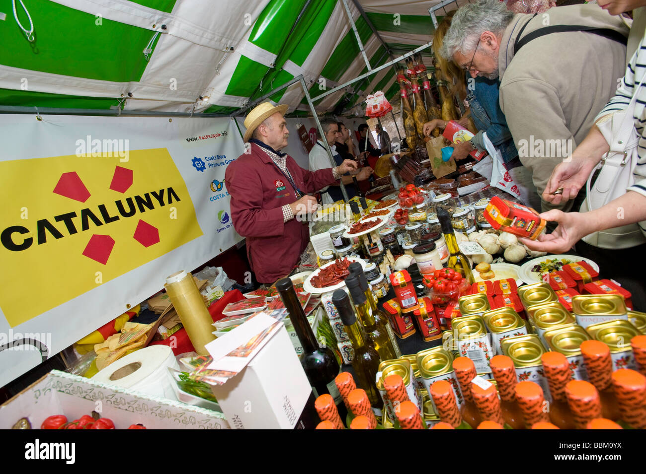 Stände mit spanischen Wein und Essen beim Festival "Geschmack von Spanien", Borough Market, SE1, London, Vereinigtes Königreich Stockfoto