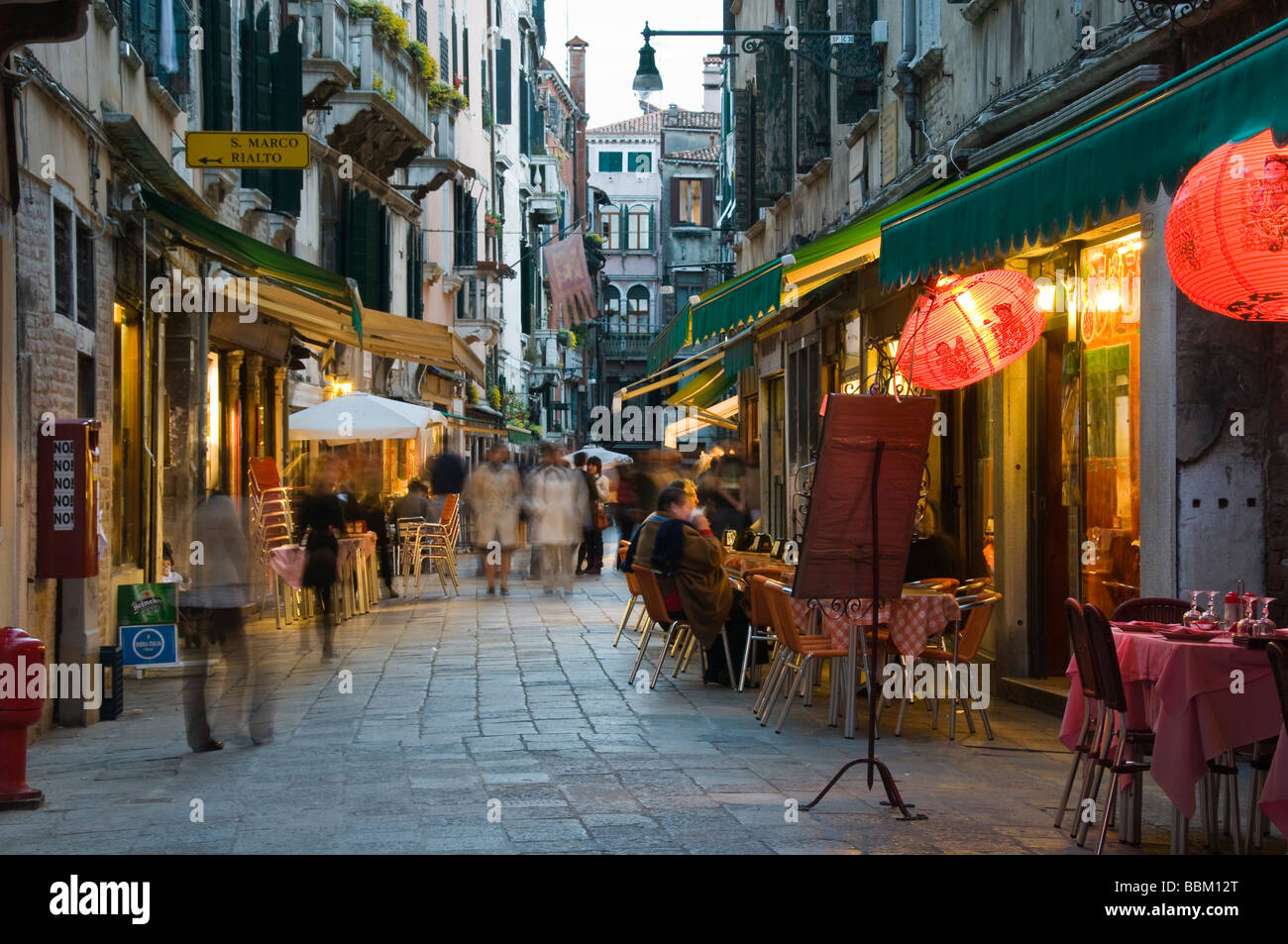 Restaurants in Calle dei Boteri in der Abenddämmerung San Polo in Venedig Italien Stockfoto