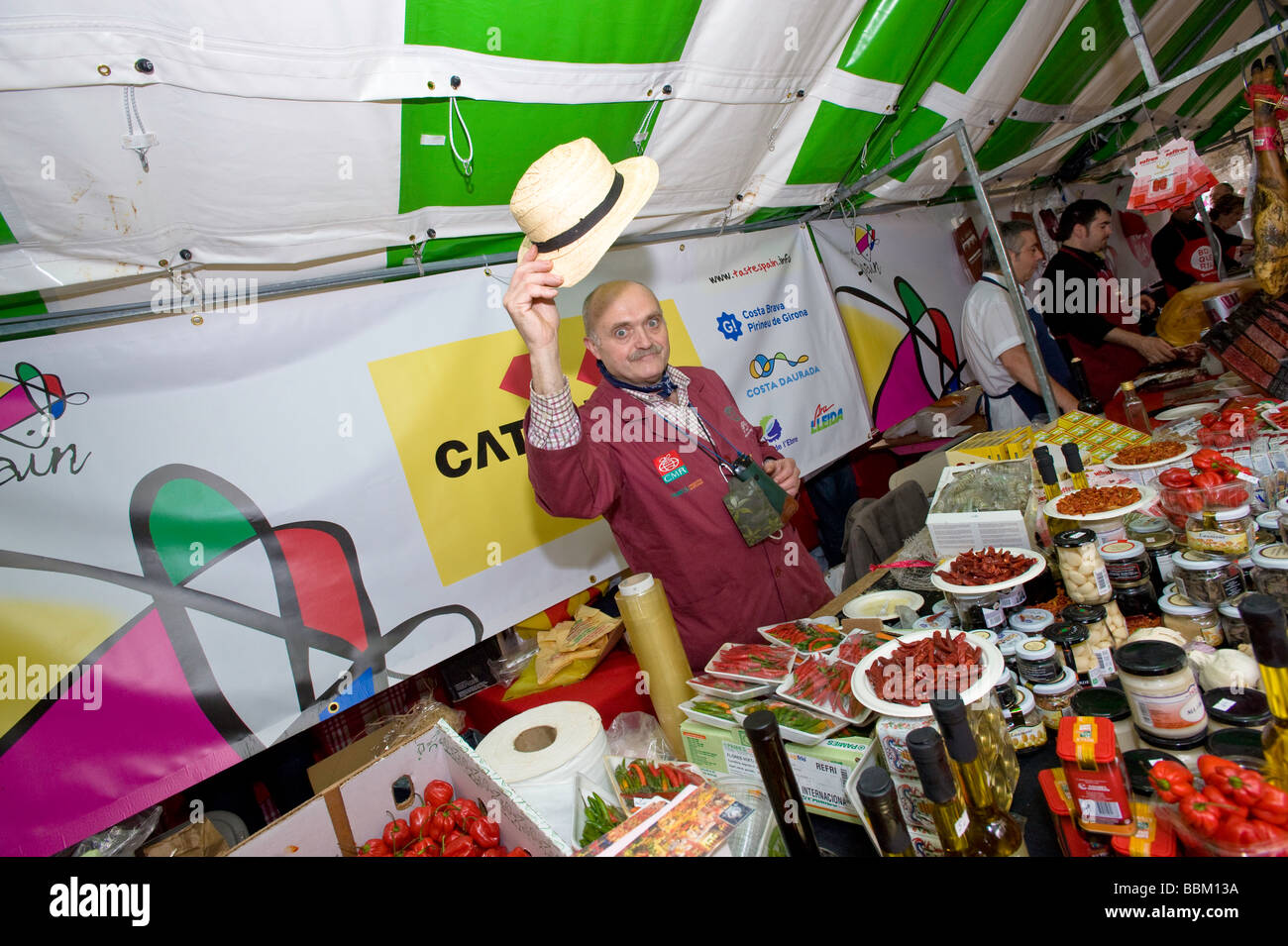 Stände mit spanischen Wein und Essen beim Festival "Geschmack von Spanien", Borough Market, SE1, London, Vereinigtes Königreich Stockfoto