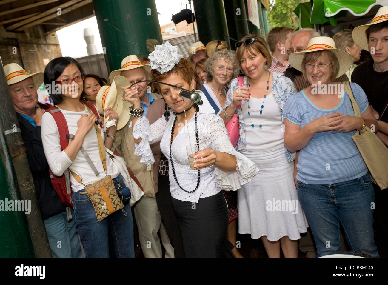 Stände mit spanischen Wein und Essen beim Festival "Geschmack von Spanien", Borough Market, SE1, London, Vereinigtes Königreich Stockfoto