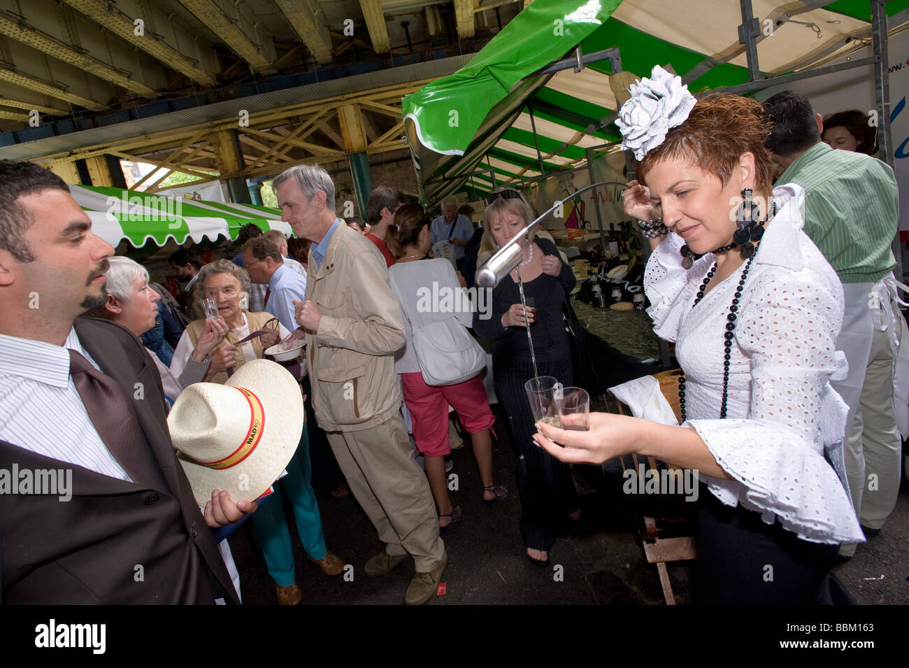 Stände mit spanischen Wein und Essen beim Festival "Geschmack von Spanien", Borough Market, SE1, London, Vereinigtes Königreich Stockfoto