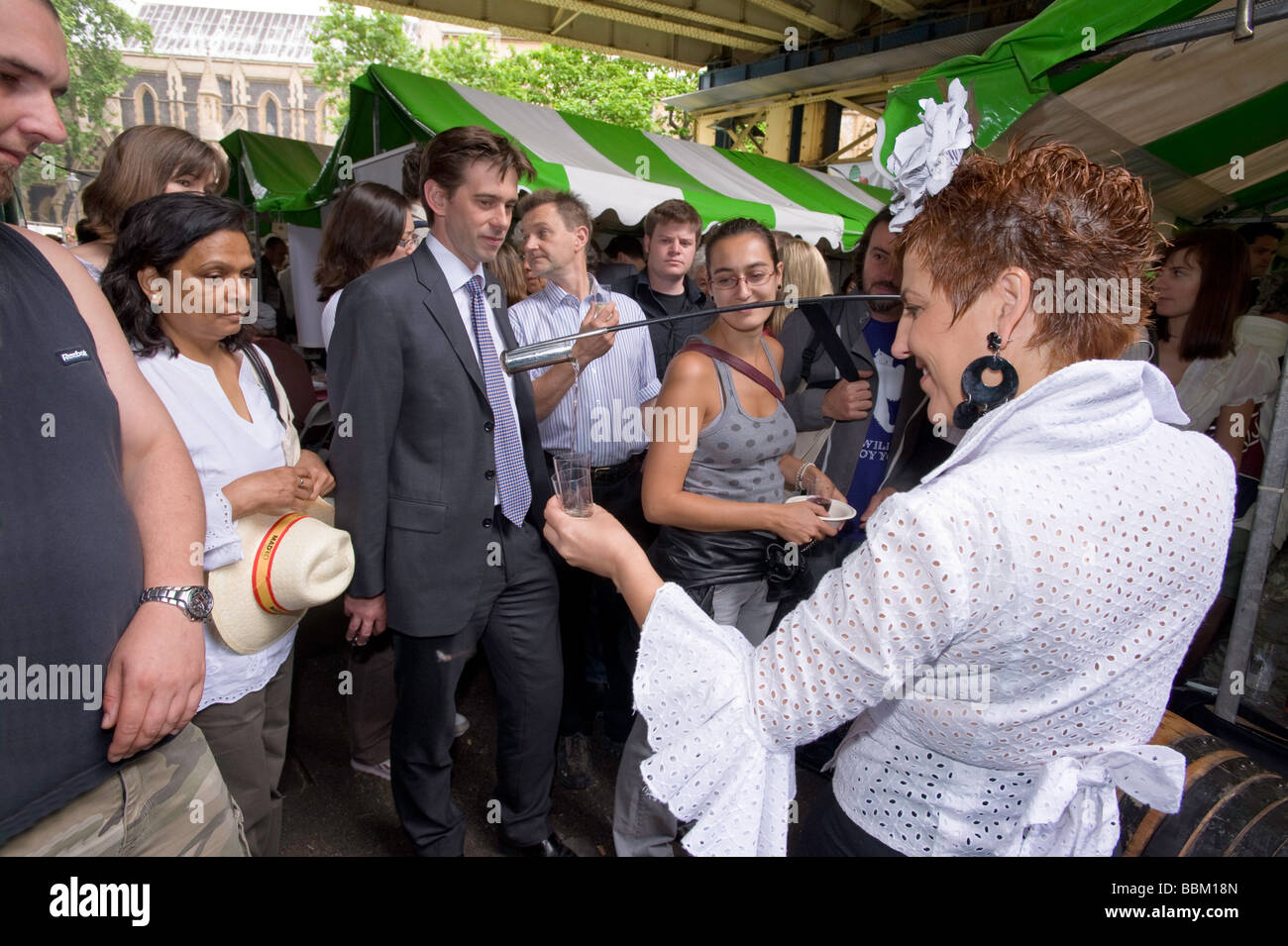 Stände mit spanischen Wein und Essen beim Festival "Geschmack von Spanien", Borough Market, SE1, London, Vereinigtes Königreich Stockfoto