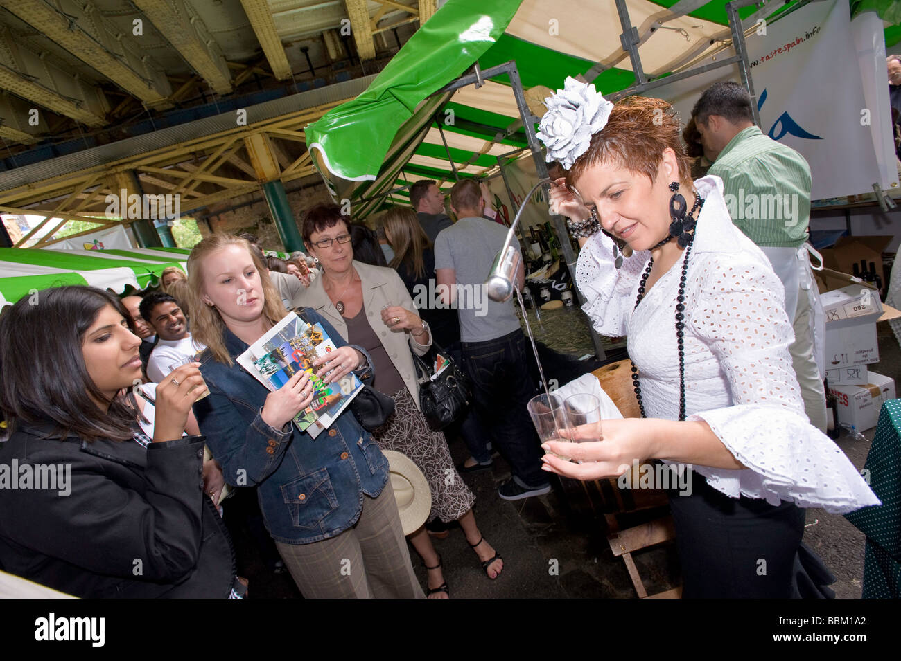 Stände mit spanischen Wein und Essen beim Festival "Geschmack von Spanien", Borough Market, SE1, London, Vereinigtes Königreich Stockfoto