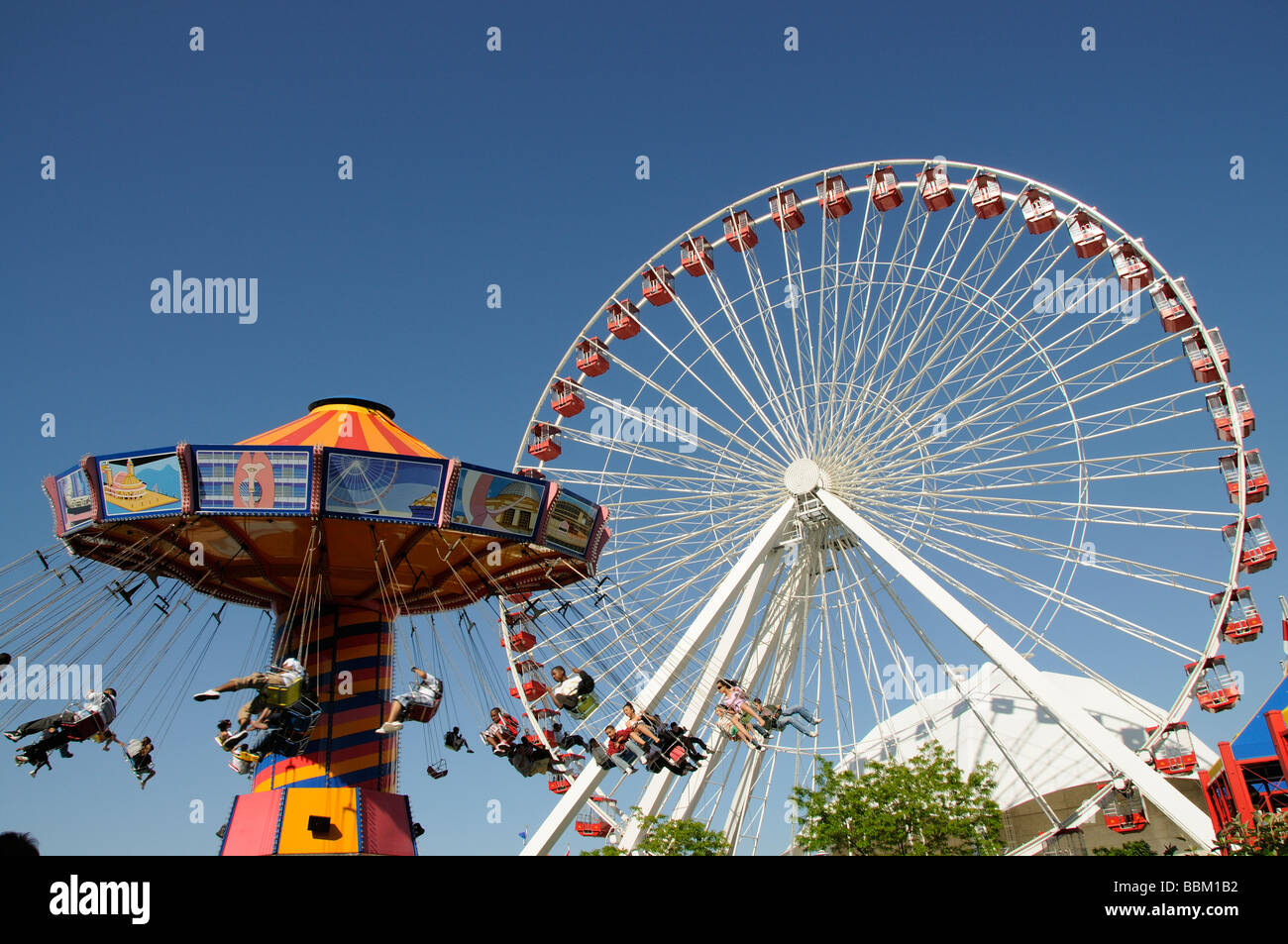 Kirmes rides Riesenrad und der Wave Swinger am Navy Pier Chicago Illinois USA Stockfoto