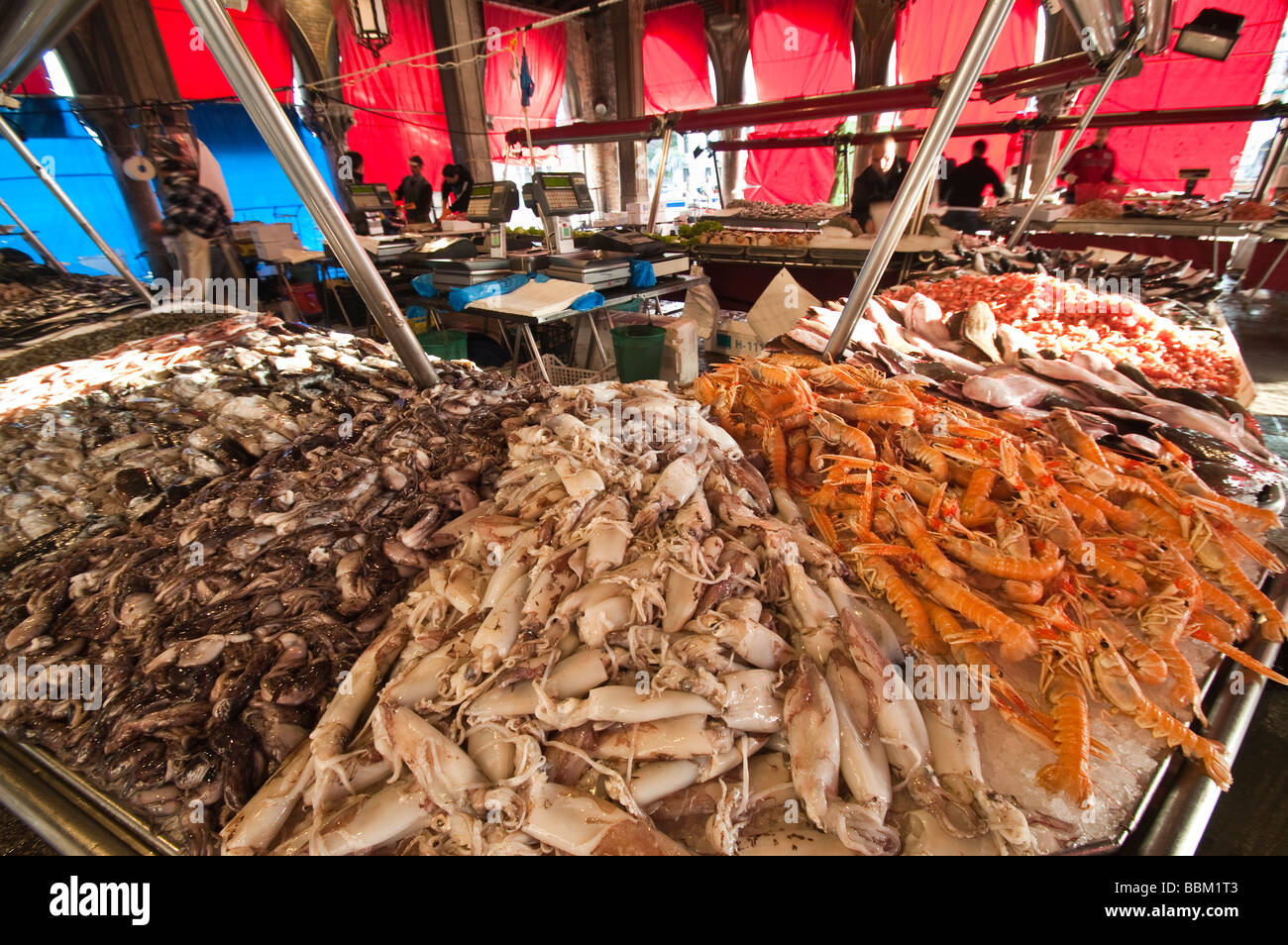 Meeresfrüchte-Stand auf der Peschería Rialto Fisch Markt San Polo in Venedig Italien Stockfoto