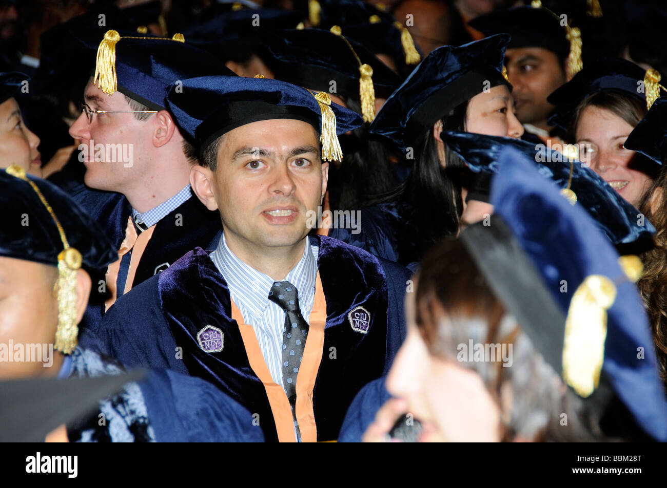 Graduierung Zeremonie Porträt der Absolvent tragen Mütze und Mantel Stockfoto