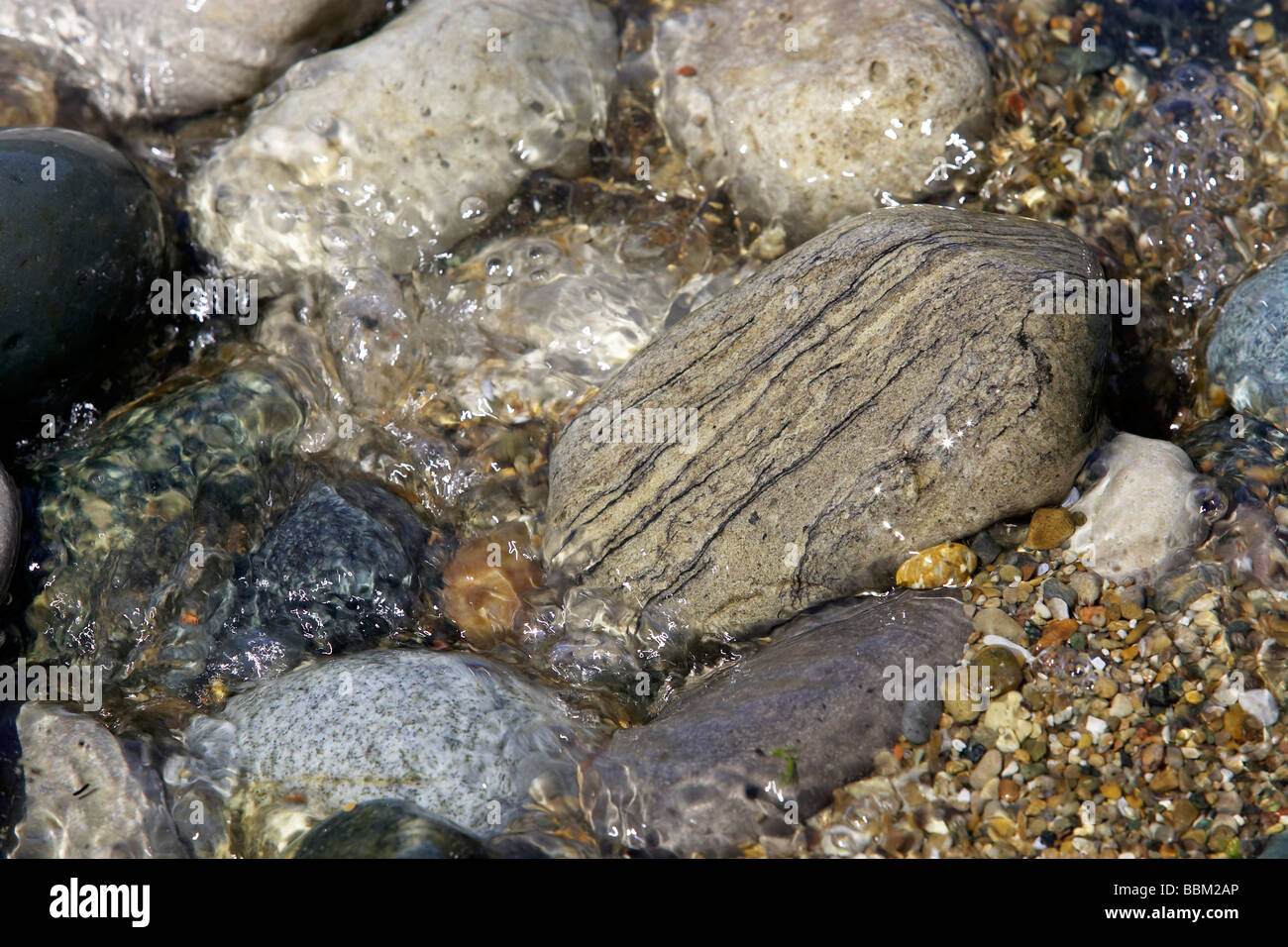 Felsen und Kieselsteine im flachen Wasser, Ontario Stockfoto