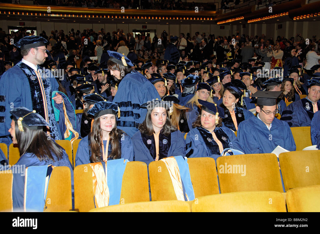 Abschlussfeier promovierte Absolventen tragen Kappen und Kleider während der Präsentationen am Lincoln Center NewYork USA Stockfoto