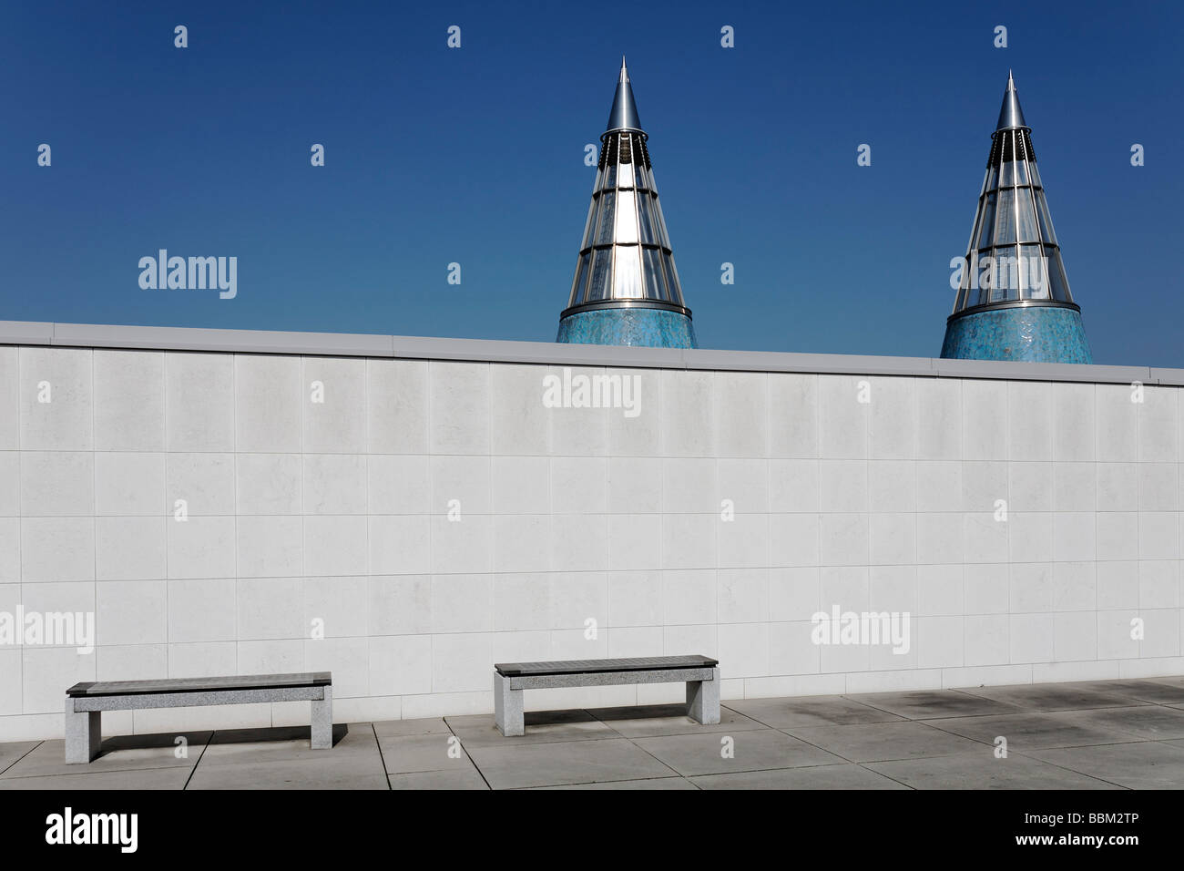 Kunst und Ausstellungshalle der Bundesrepublik Deutschland, zwei Bänke auf dem Dachgarten, Spitzen Wand zurück, der Leuchtturm Stockfoto