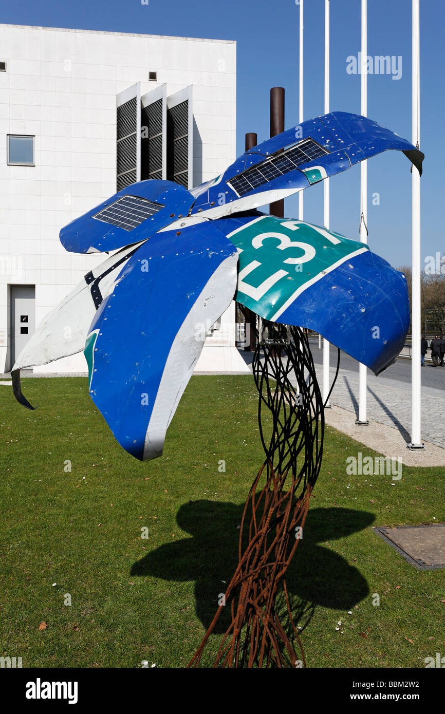 Metall-Skulptur Sonnenblume, machte der Autobahn Zeichen mit Photovoltaik-Modulen, Freigelände von der Kunst und Ausstellungshalle t Stockfoto