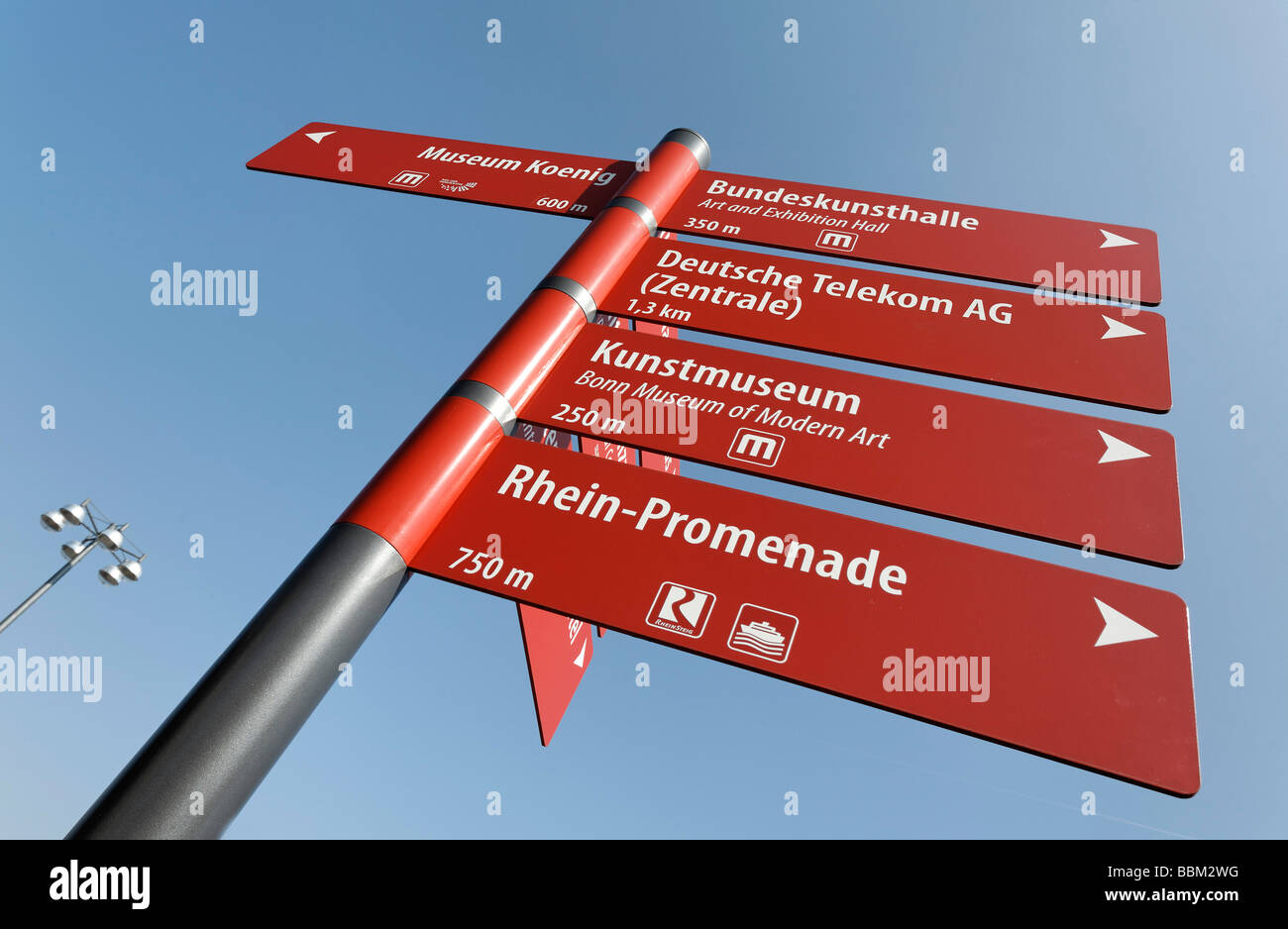 Wegweiser zu den Bonner Museen, Deutsche Telekom und Rheinpromenade, Bonn, Nordrhein-Westfalen, Deutschland, Europa Stockfoto