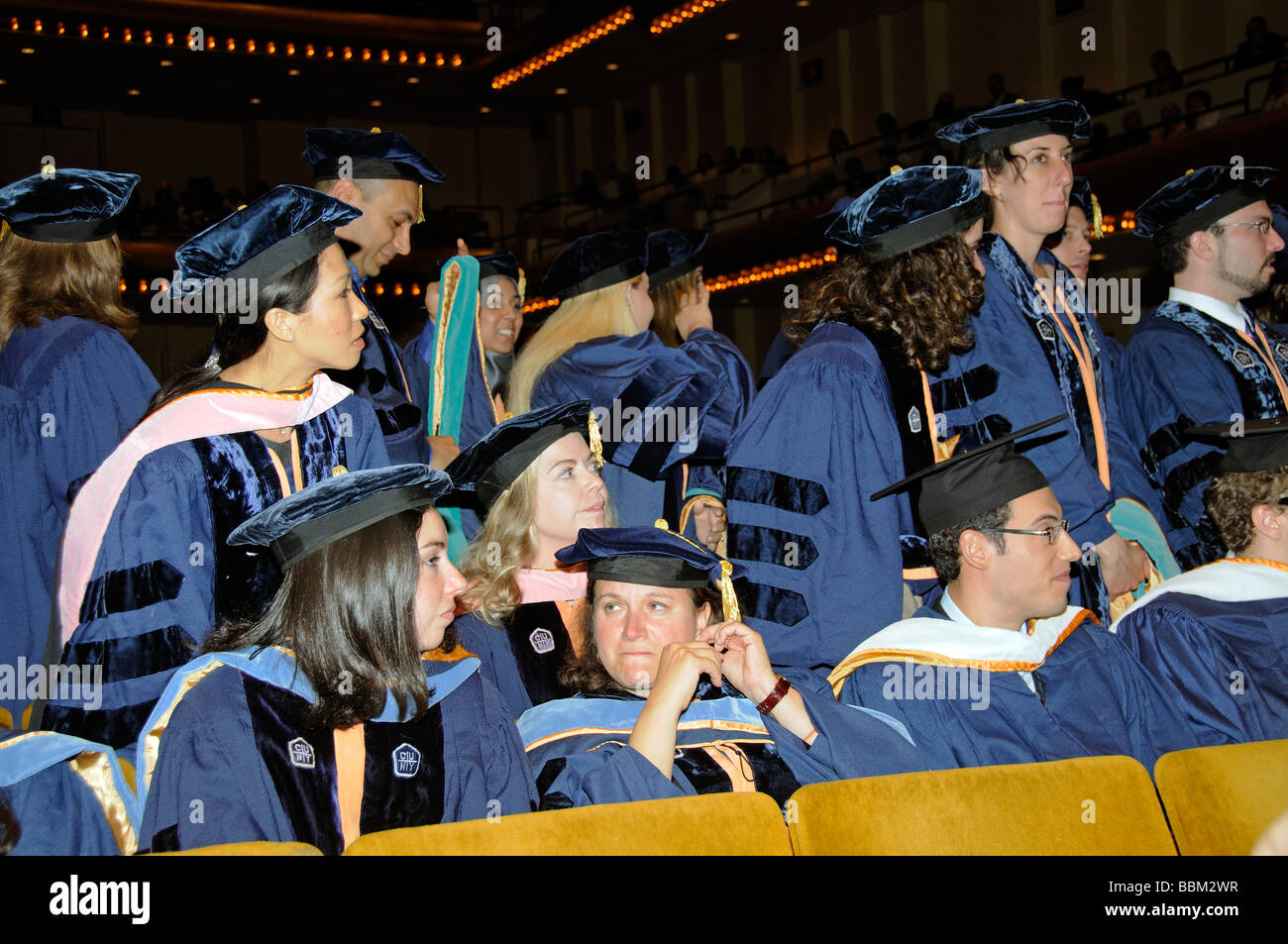 Graduierung Zeremonie Doktorandinnen tragen Kappen und Kleider während der Präsentationen im Lincoln center New York USA Stockfoto