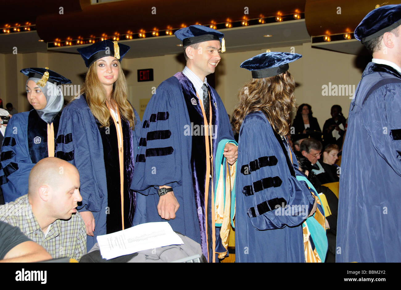 Graduierung Zeremonie Doktorandinnen tragen Mütze und Mantel in Linie während der Präsentationen im Lincoln center New York USA Stockfoto