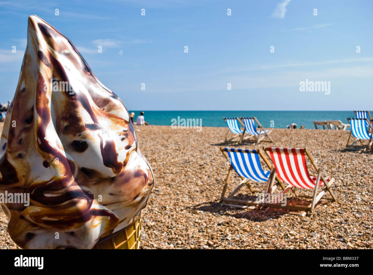 Riesen Eistüte an einem sonnigen Tag in Brighton Stockfoto