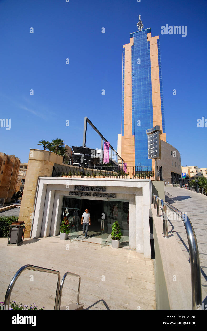 Malta. Portomaso shopping Center und Turm in St. Julian's. 2009. Stockfoto