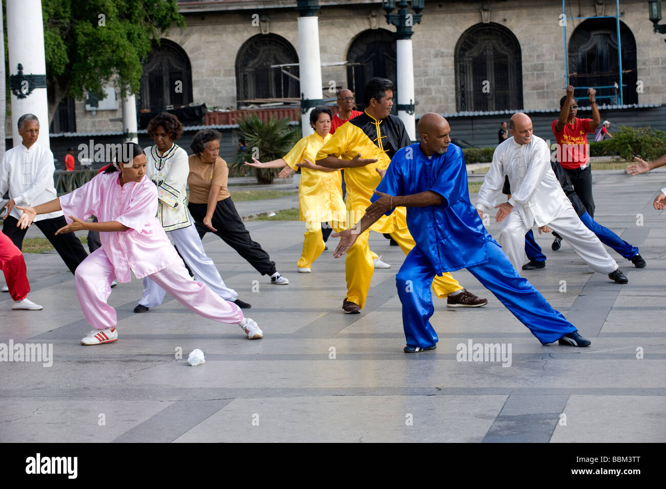 Frühsport von einer Tai Chi Gruppe außerhalb der Hauptstadt (Capitillo) Gebäude in Havanna Stockfoto