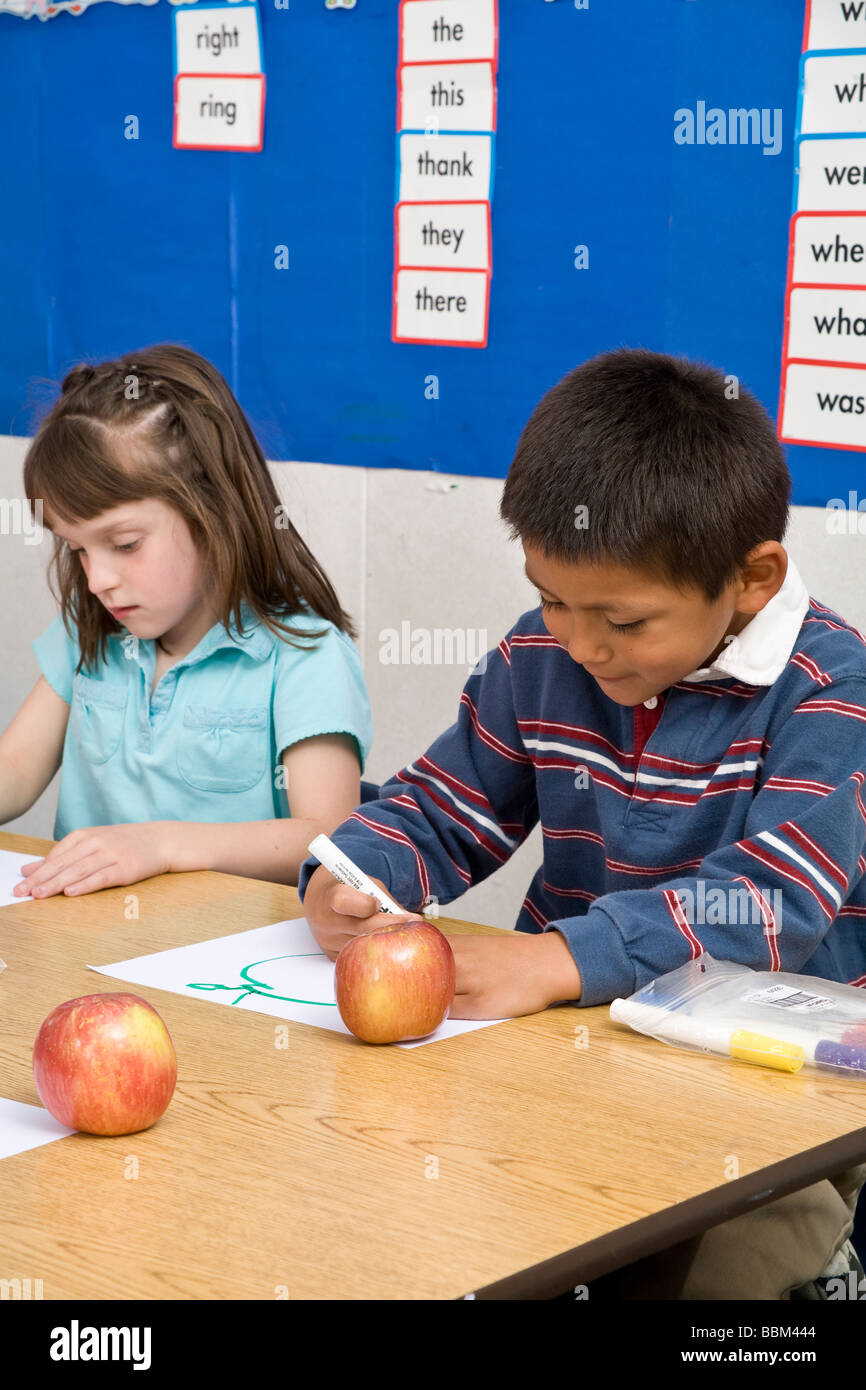 Zeichnung bild von apple inmulti ethnischen Inter ethnische Vielfalt rassisch elementare Studenten kunst Klasse Schule © Myrleen Pearson Stockfoto
