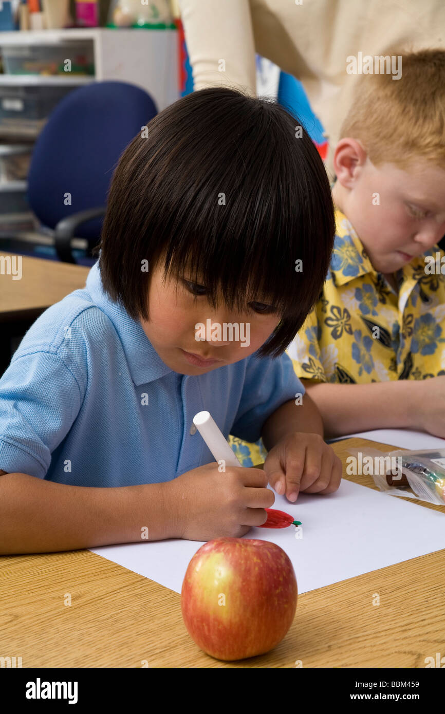 Elementare Kunst Klasse 5-6 Jahr alt Studenten multi-ethnische Inter ethnische Vielfalt ethnisch vielfältigen, multi Junge bild von apple Klasse United States Stockfoto