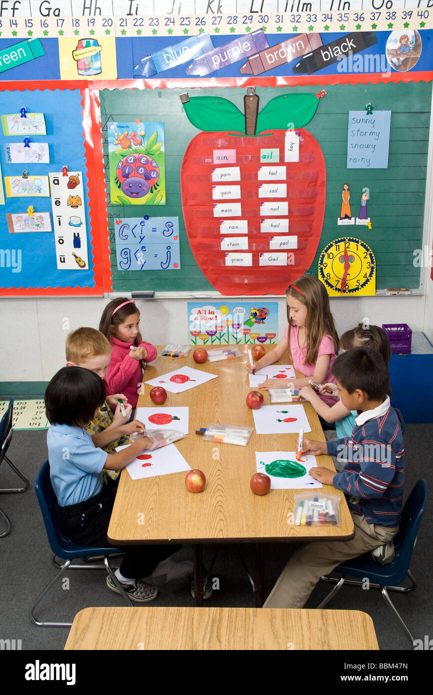 5-6 Jahre alten Schüler Multi inter rassisch rassisch multikulturellen Multi kulturelle interracial Färbung zeichnen Bild Apple USA POV Stockfoto