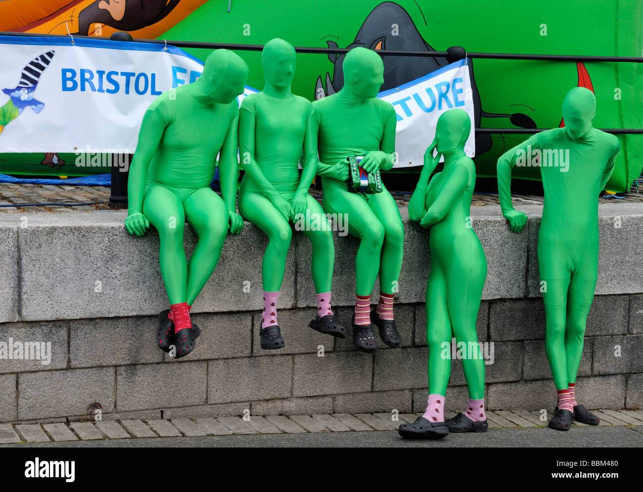 Grüne MIME-Menschen am Bristol Festival der Natur Stockfoto