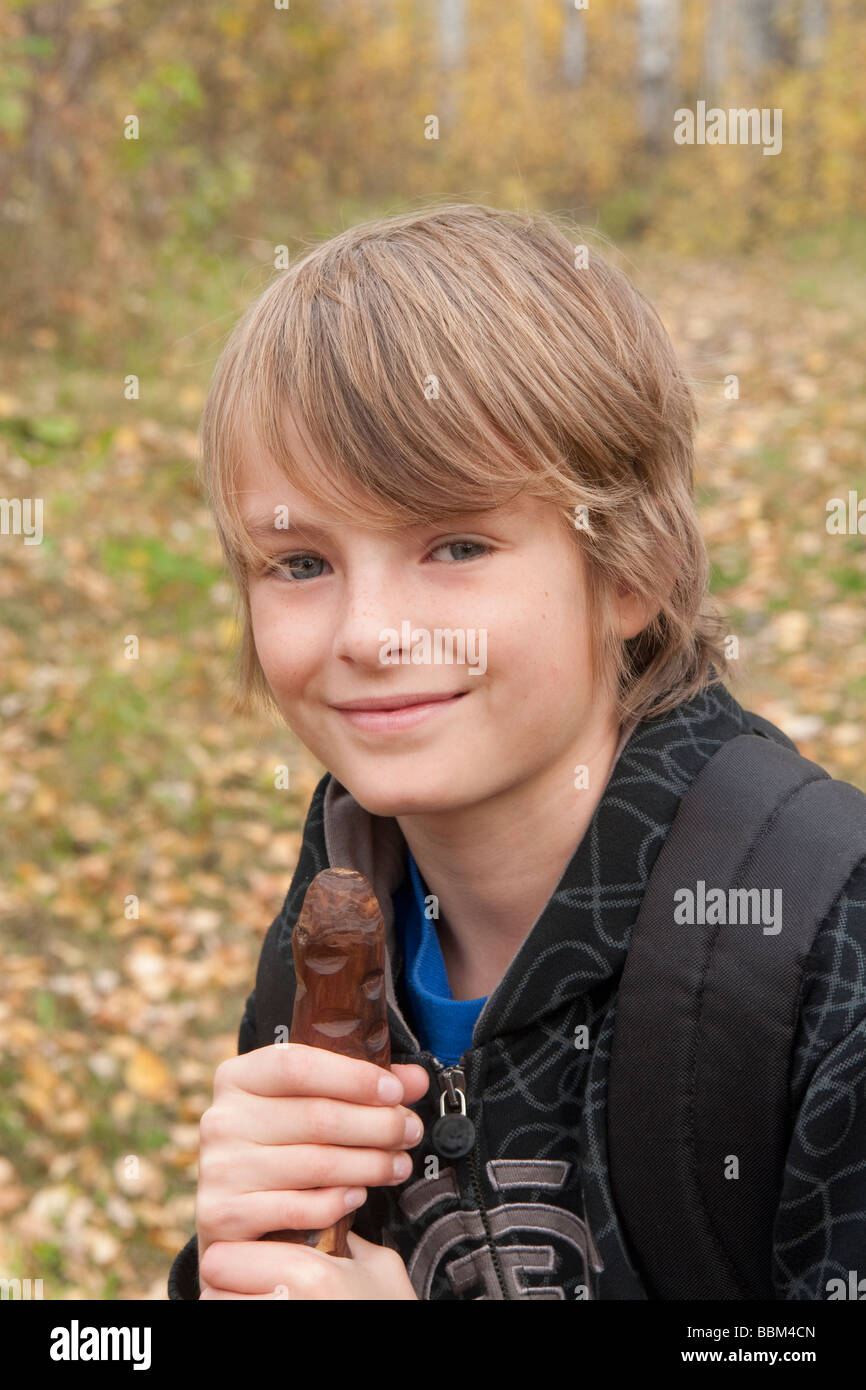 10 Jahre alter Junge auf Trail mit Gehstock, See Katherine Riding Mountain National Park, Manitoba Stockfoto