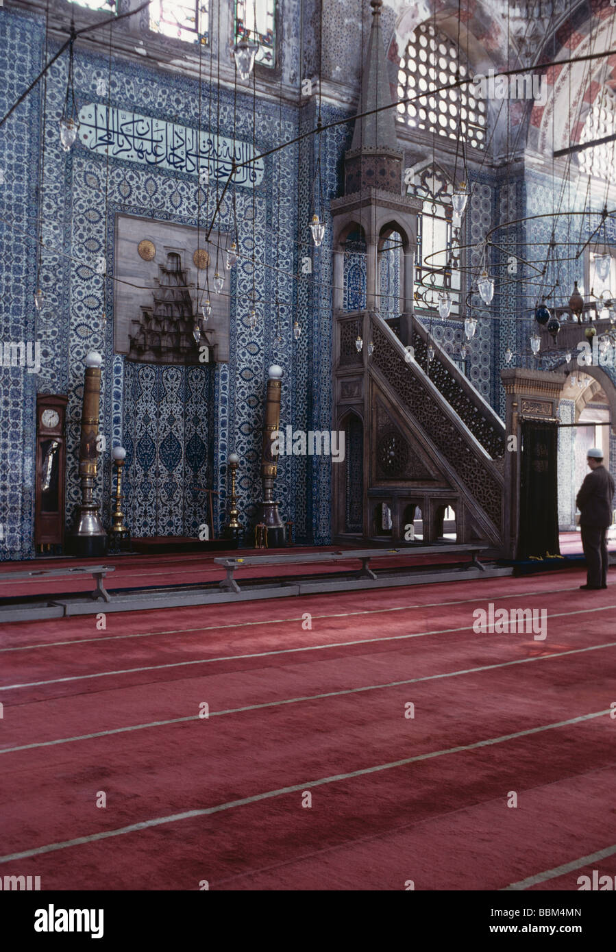 Mann, der betet vor dem Mithrab und Mimber von der Rüstem Paşa Camii Sinan 1550 Istanbul Türkei 690515 018 Stockfoto