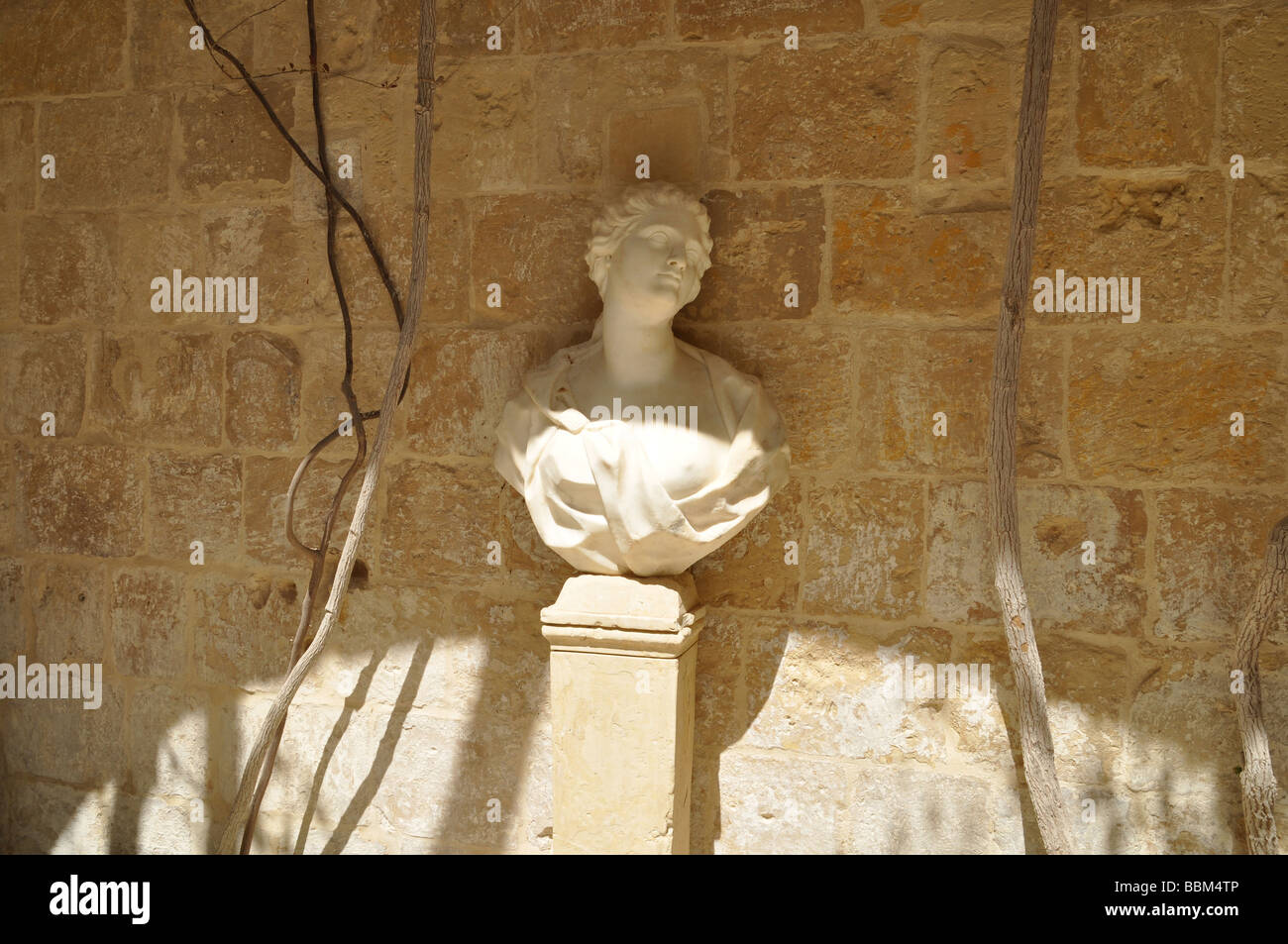 Eine Büste im Innenhof des Palazzo Falzone in Malta Stockfoto