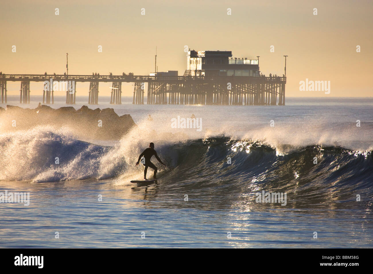 Newport Beach mit der Newport Pier im Hintergrund Orange County in Kalifornien Surfen Stockfoto