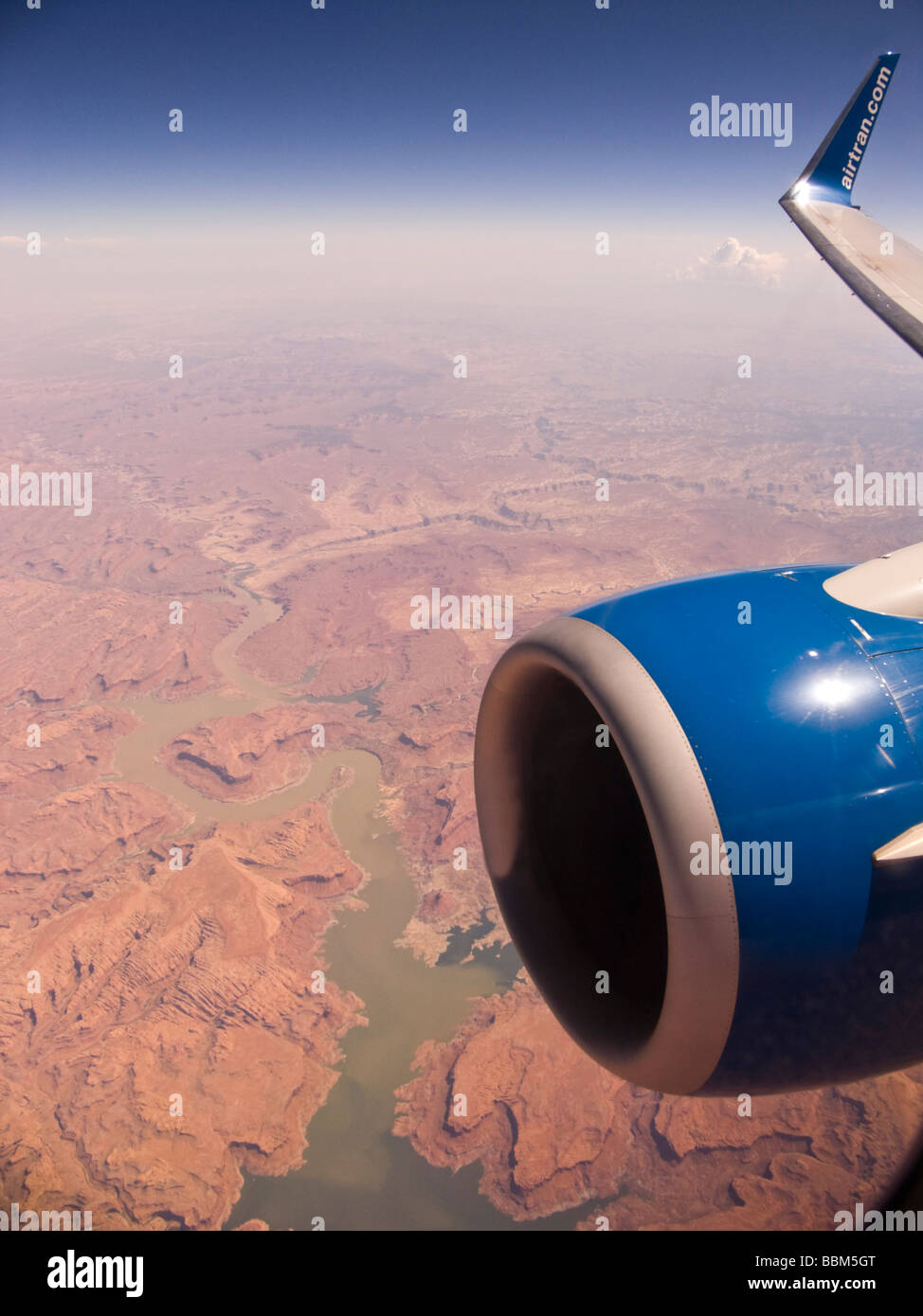 Verkehrsflugzeug in Höhe fliegen. Stockfoto