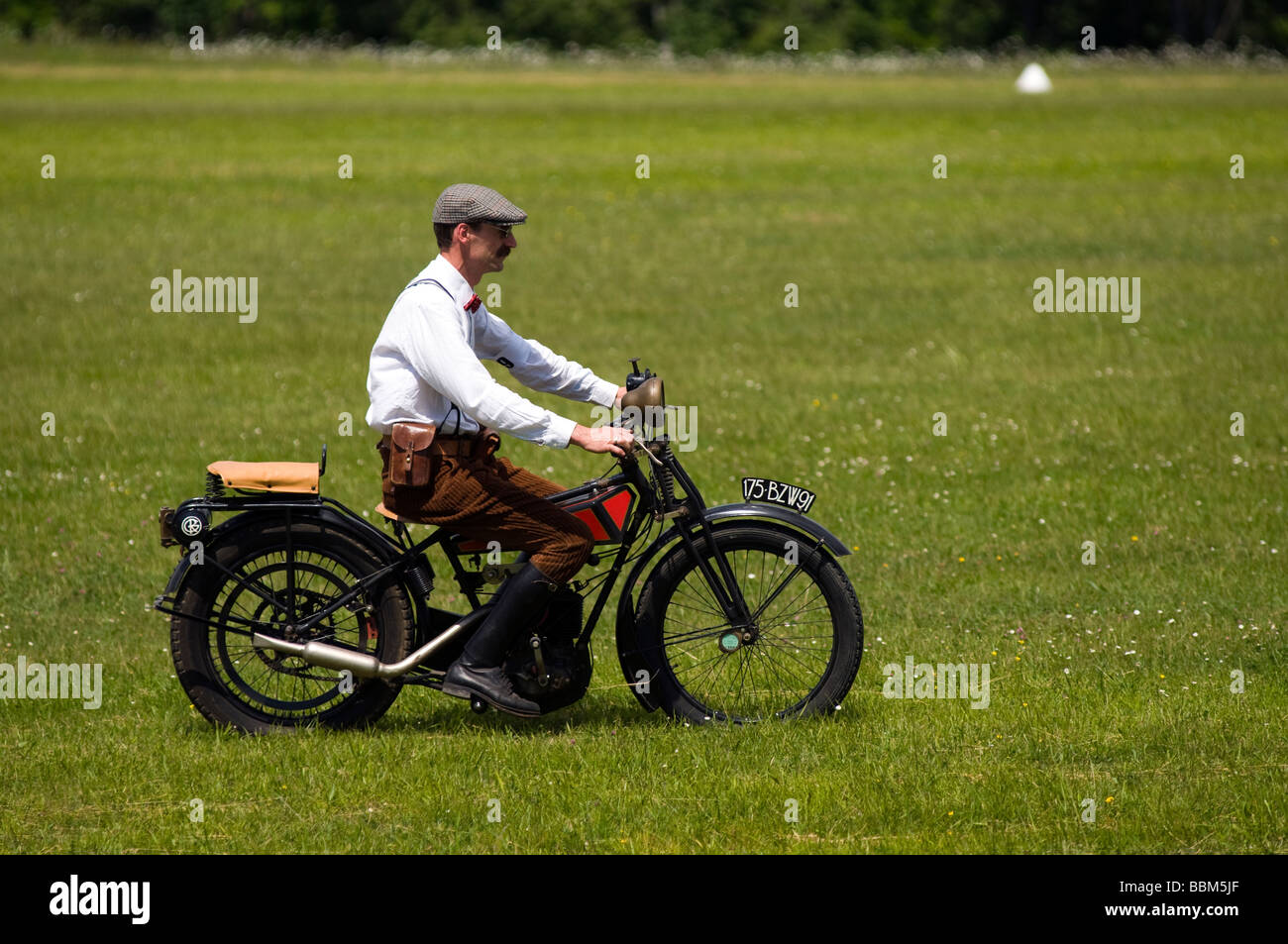 Ferte Alais Oldtimer Motorrad und Fahrer aus der Epoche Stockfoto