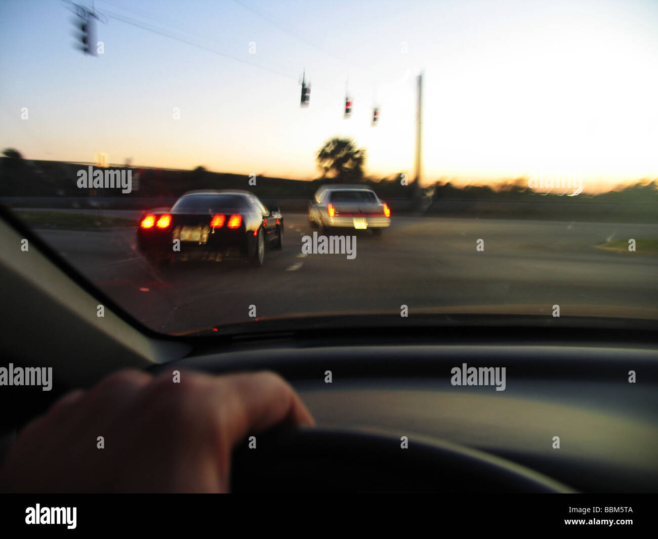 Beschleunigung Datenverkehr durch Kreuzungen, in der Dämmerung Stockfoto