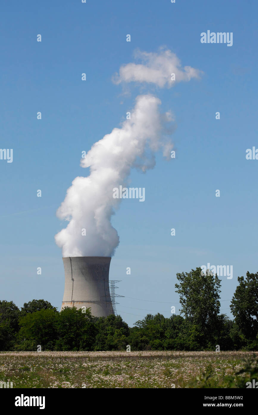 Schornstein eines Kernkraftwerks in der grünen Natur vor blauem Himmel niemand niemand vorne niedriger Winkel in Ohio USA US-Fotos Bild vertikal hochauflösende Bilder Stockfoto