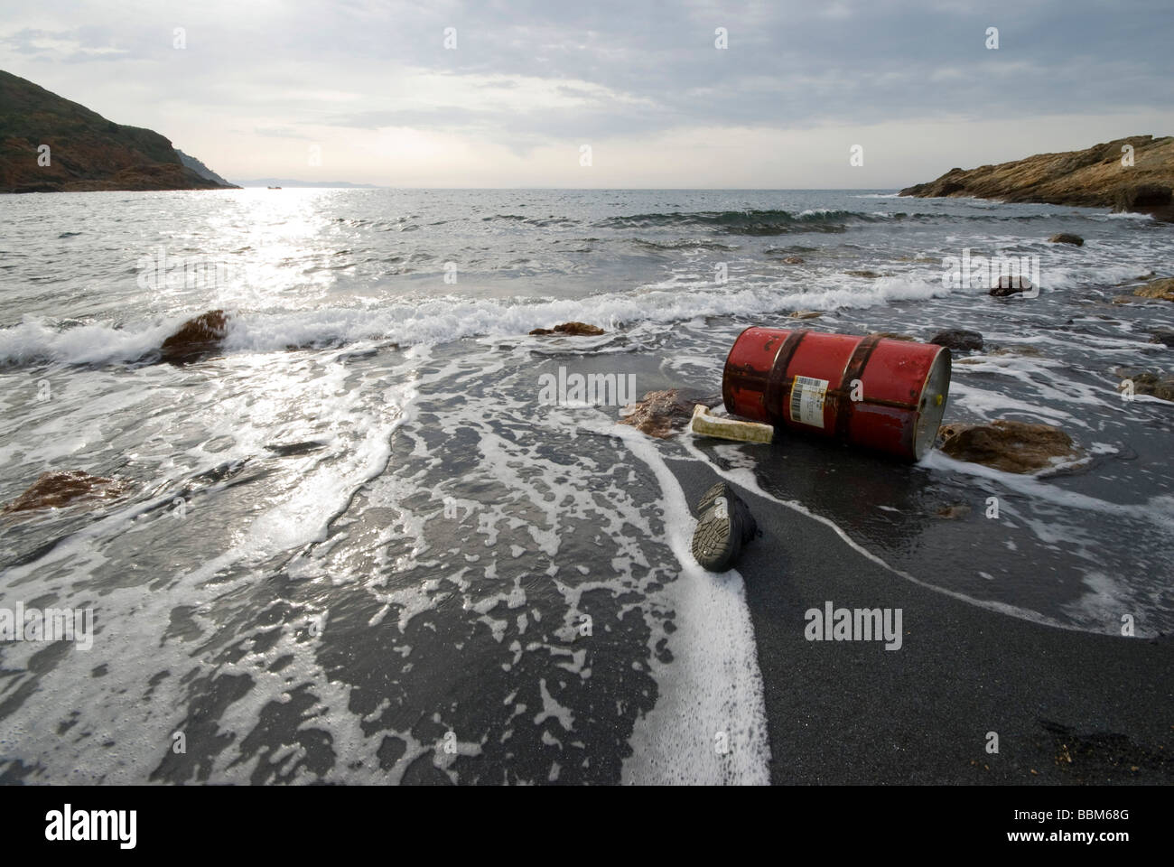 Abfälle an einem Strand, Insel Elba, Italien, Europa Stockfoto