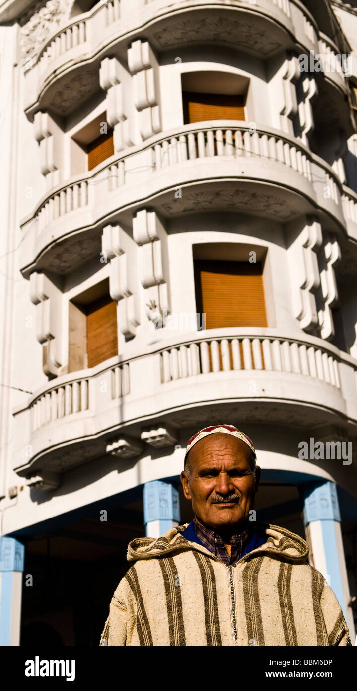 Ein marokkanische Mann gekleidet in seiner traditionellen Jalaba Stockfoto