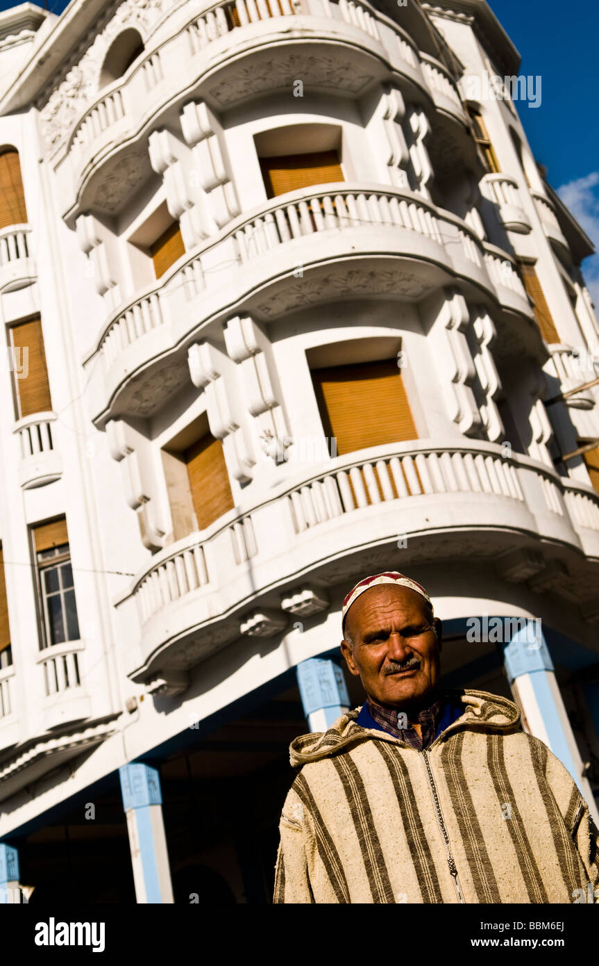 Ein marokkanische Mann gekleidet in seiner traditionellen Jalaba Stockfoto