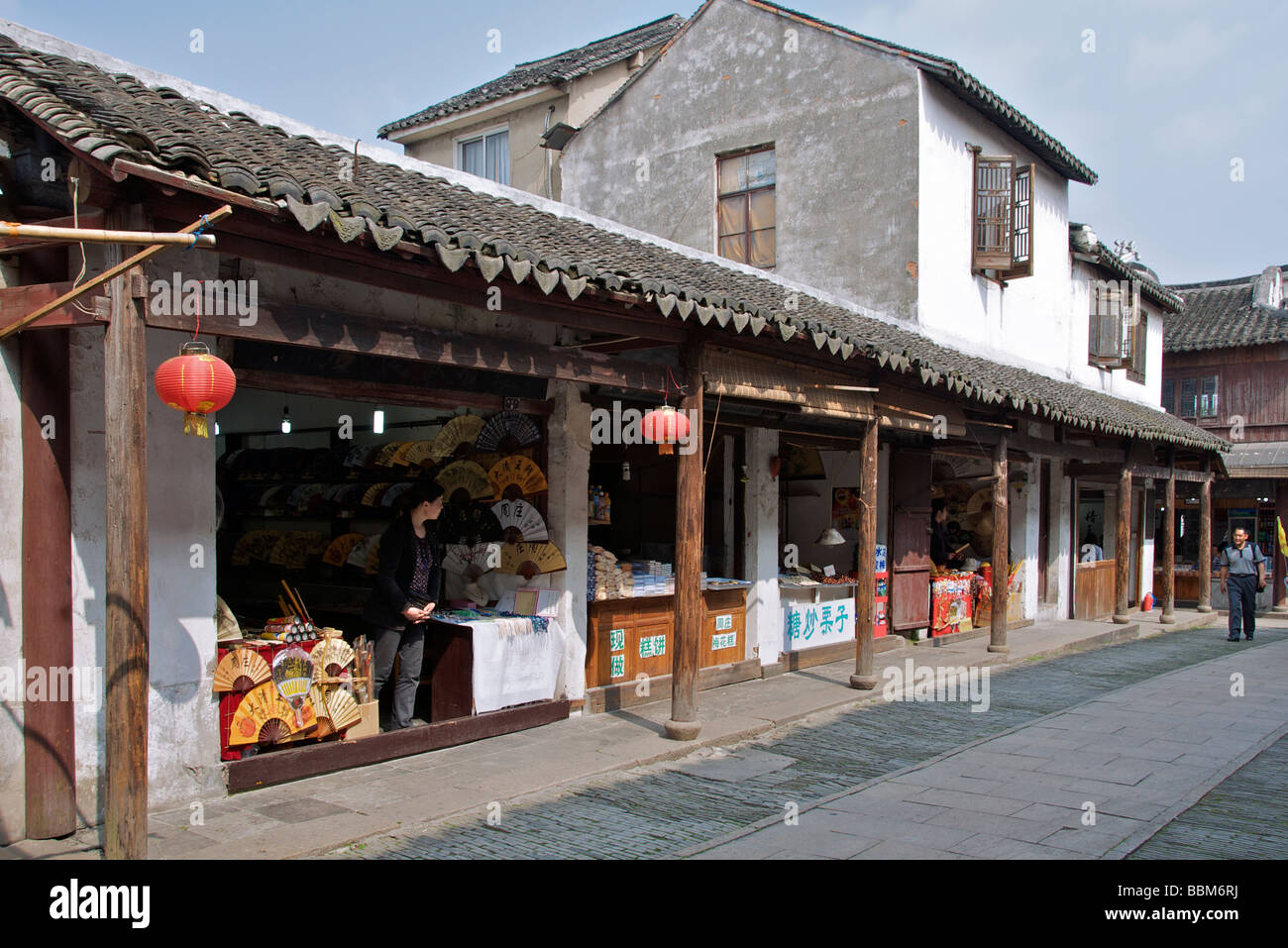 Reihe von Geschenk Geschäfte Stadtzentrum alte Zhouzhuang Jiangsu China Stockfoto