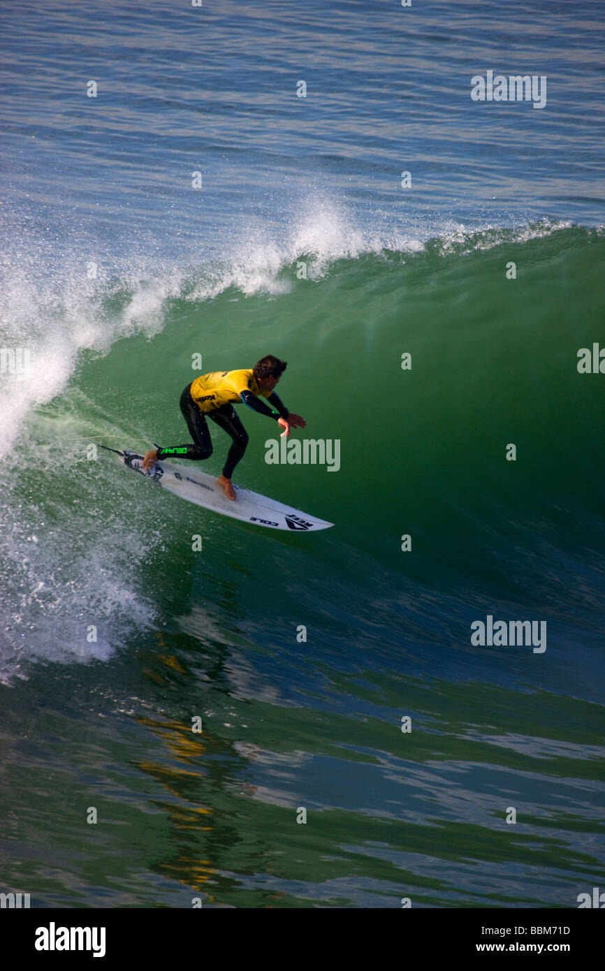 Teddy Navarro im Wettbewerb mit den Katin Pro Am Surf-Wettbewerb am Huntington Beach Pier Orange County in Kalifornien Stockfoto