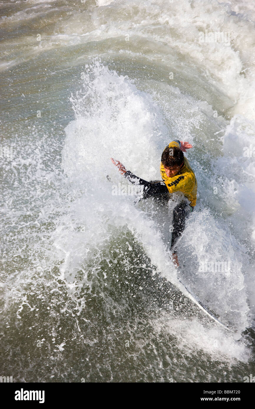 Teddy Navarro im Wettbewerb mit den Katin Pro Am Surf-Wettbewerb am Huntington Beach Pier Orange County in Kalifornien Stockfoto