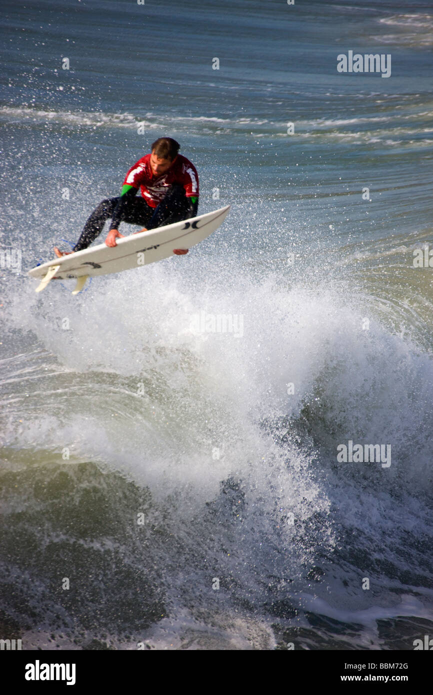 Brandon Guilmette im Wettbewerb mit den Katin Pro Am Surf-Wettbewerb am Huntington Beach Pier Orange County in Kalifornien Stockfoto