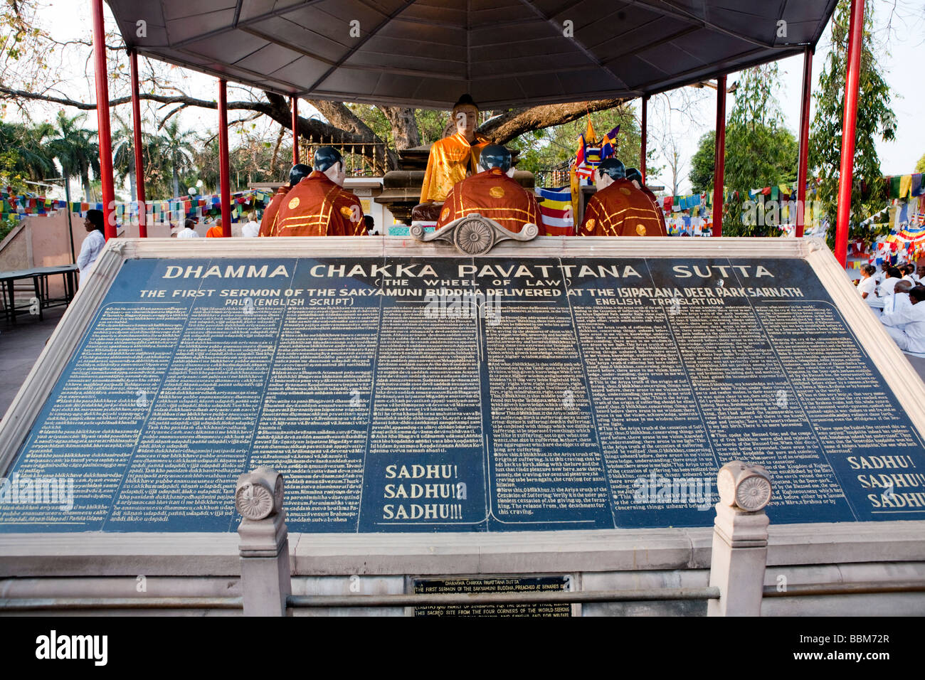 Die Buddhas erste Predigt am Mulgandha Vihar Tempel Sarnath Varanasi Uttar Pradesh, Indien Stockfoto