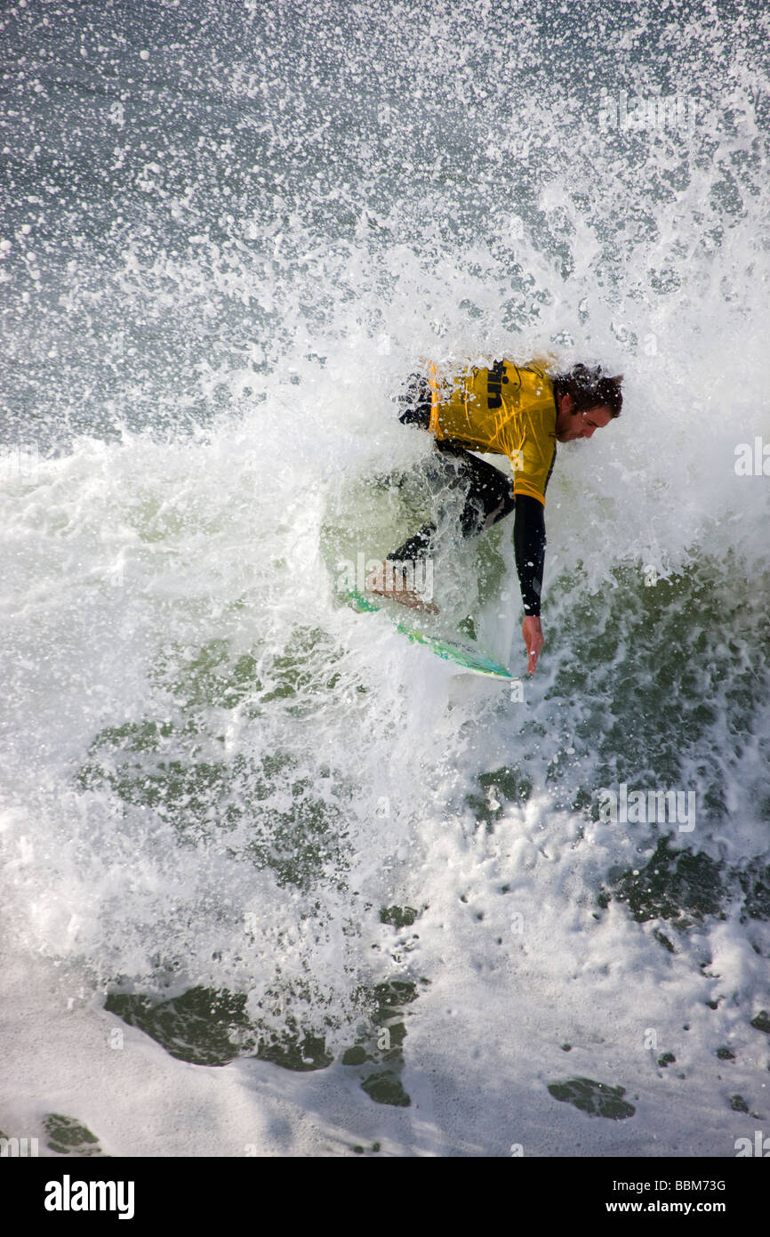 Pascal Stansfield im Wettbewerb mit den Katin Pro Am Surf-Wettbewerb am Huntington Beach Pier Orange County in Kalifornien Stockfoto